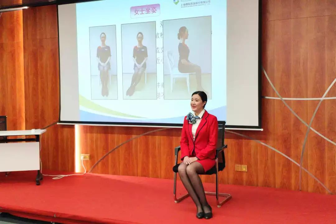 全國五一巾幗標兵“白雪”翩翩而至——磁浮公司開展“燦爛微笑，標準儀態(tài)”服務(wù)禮儀培訓(xùn)